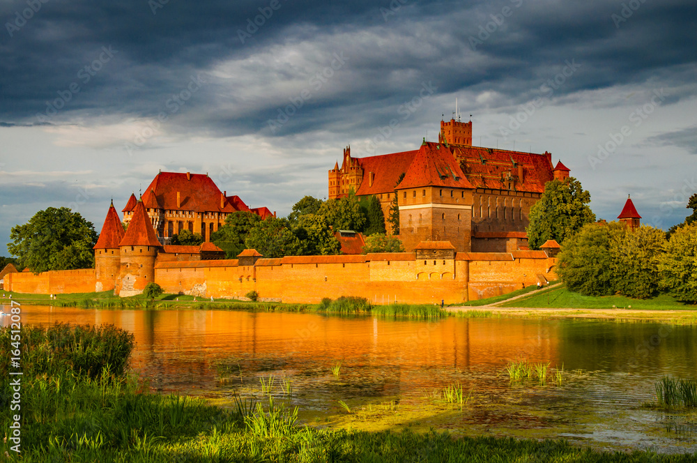Marienburg an der Nogat in der Abendsonne; Polen - obrazy, fototapety, plakaty 