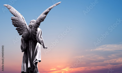 Cuadros en Lienzo Angel sculpture over bright sky
