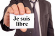 © Richard Villalon - Homme tenant une carte sur laquelle est écrit je suis libre