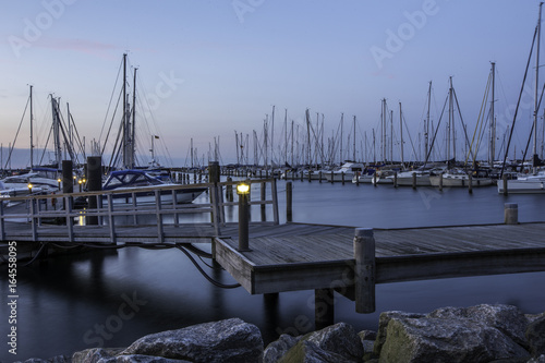 Fotografía Schiffe im Hafen von Warnemünde an der Ostsee im Sonnenuntergang