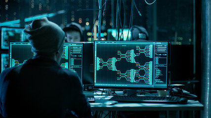 Aufkleber - Team of Internationally Wanted Hackers Teem Organizing Advanced Malware Attack on Corporate Servers. Hacker is Working in His Computer. Place is Dark and Has Multiple displays.