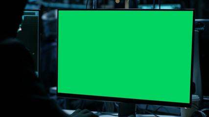 Aufkleber - Display With Green Screen in Hackers Den.
