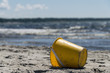 Leinwanddruck Bild - En gul hink på stranden