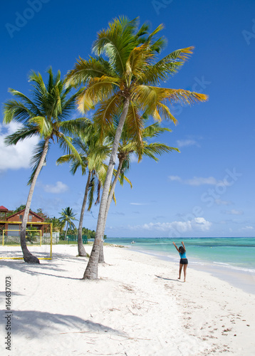 Fille Dansant Sur Une Plage De Sable Blanc Buy This Stock