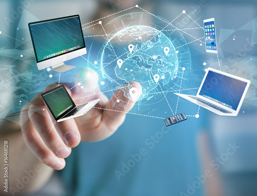 Plakat Komputer i urządzenia wyświetlane na futurystycznym interfejsie z siecią interantionalną - koncepcja multimedialna i technologiczna