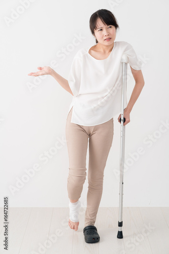 松葉杖を使う女性 足 怪我 包帯 Stock Photo Adobe Stock 松葉杖を使う女性 足 怪我 包帯 Stock Photo Adobe Stock