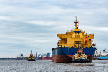 Canvas Print - Blue cargo ship