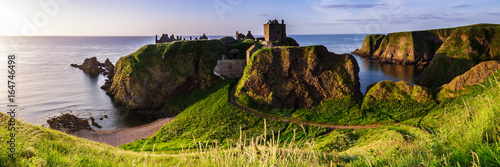 Fotomural Panoramic view of Dunottar Castle at sunrise on the East Coast of Scotland