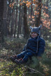 chłopczyk w lesie