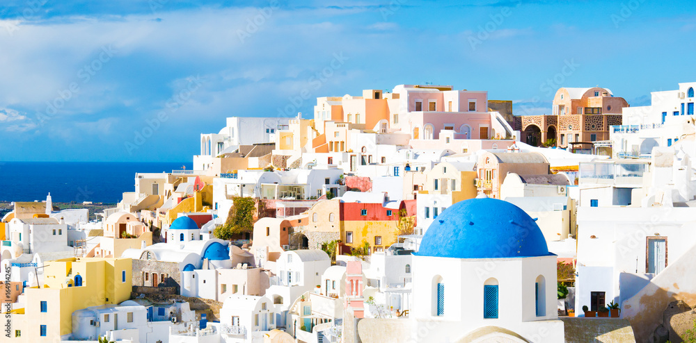 White houses in the town of Oia on the island of Santorini - obrazy, fototapety, plakaty 