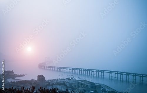 Fotografía Puente de la bahía en la niebla de la mañana