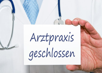 Poster - Arztpraxis geschlossen - Arzt mit Schild und Text