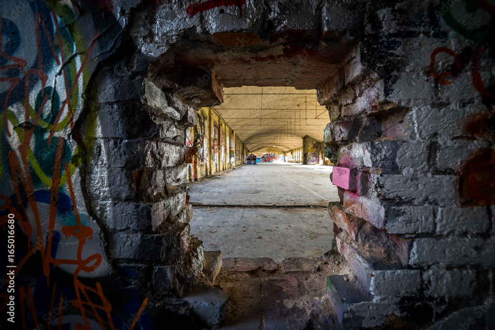 Mauer Loch The Letter