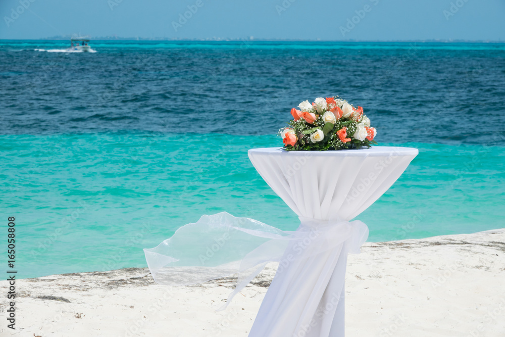 Bukiet ślubny na białym stojaku na plaży nad turkusowym morzem karaibskim w Meksyku - obrazy, fototapety, plakaty 