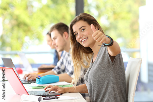 Fotografía Happy student with thumbs up in a classroom