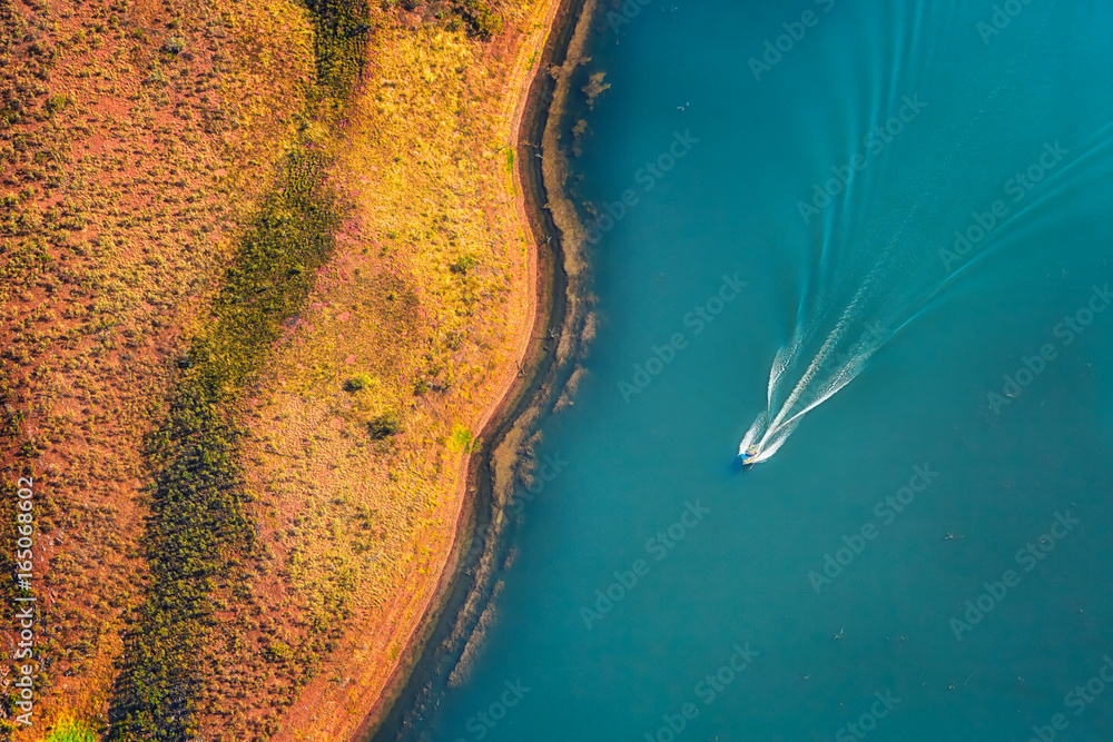 Aerial view of speedboat on Lake Argyle, Western Australia - obrazy, fototapety, plakaty 