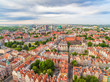 Gdańsk - krajobraz miasta z lot ptaka. Stare miasto i nowoczesne zabudowania widoczne w oddali.