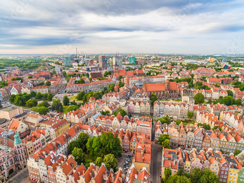 Zdjęcie XXL Gdańsk - krajobraz miasta z lot ptaka. Stare miasto i nowoczesne zabudowania widoczne w oddali.