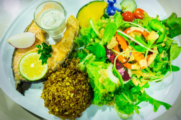 Salmon steak with vegetable salad