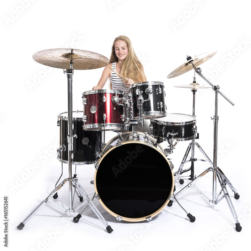Plakat młoda blond nastolatka gra na perkusji w studio na białym tle