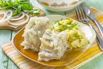 Sea fish stewed in milk-onion sauce