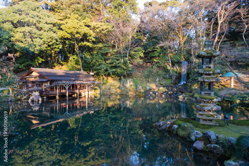 Plakat Japoński ogrodowy dom na jezioro wody odbicia siklawie