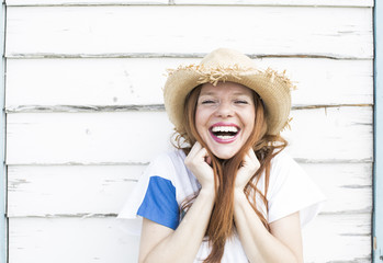 Teenager mit roten Haaren und Sommersprossen