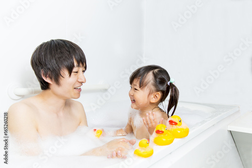 お父さんと一緒にお風呂に入る幼い女の子 Stock 写真 Adobe Stock お父さんと一緒にお風呂に入る幼い女の子 Stock 写真 Adobe Stock