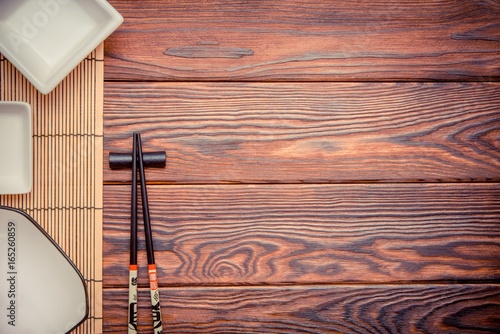 Cuadros en Lienzo Sushi accesorios en un fondo de madera marrón