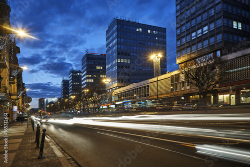 Zdjęcie XXL Drapacze chmur ulica przy nocą w centrum miasta w Poznańskim.