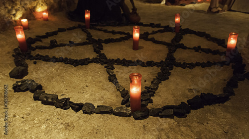 Fotomural Satanic pentacle with lighted candles