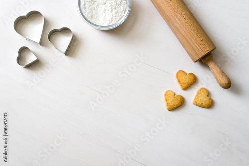 Fotografía Gebäck Kekse mit Schokolade in Herzform liegen nach dem Backen mit Nudelholz dek