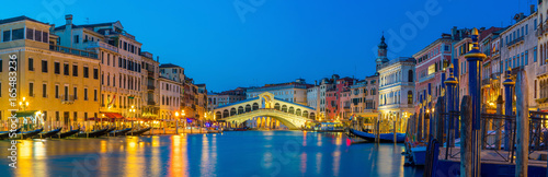 Valokuvatapetti Rialto Bridge in Venice, Italy