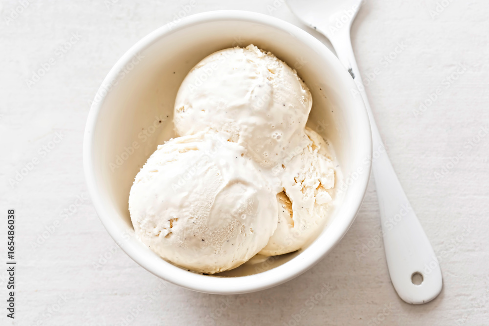 Vanilla ice cream scoops in white bowl  - obrazy, fototapety, plakaty 