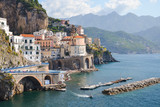 Fototapeta Fototapety z morzem do Twojej sypialni - Malowniczy widok kurortu Atrani w południowych Włoszech