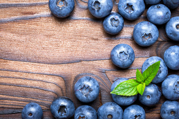 Wall Mural - Frische Heidelbeeren auf Holz