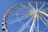 Fototapeta Na drzwi - Ferris wheel perspective against blue sky