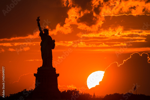 絶景 New York の日没 New York のシンボル自由の女神の後ろに夕日が沈みます 自由の女神がシルエットとなって浮かび上がります Buy This Stock Photo And Explore Similar Images At Adobe Stock Adobe Stock 絶景 New York の日没 New York のシンボル自由の女神の後ろに夕日が沈みます 自由の女神がシルエットとなって浮かび上がります Buy This Stock Photo And Explore Similar Images At Adobe Stock Adobe Stock