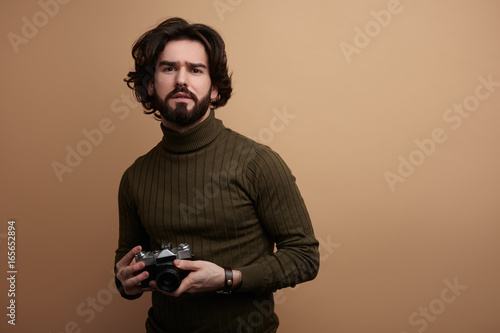 Fotomural Stylish bearded man with photo camera