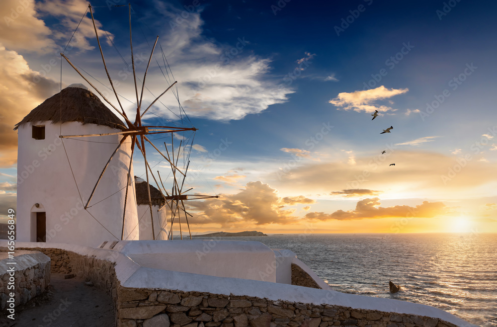 Die Windmühlen von Mykonos bei Sonnenuntergang, ohne Menschen, Griechenland - obrazy, fototapety, plakaty 