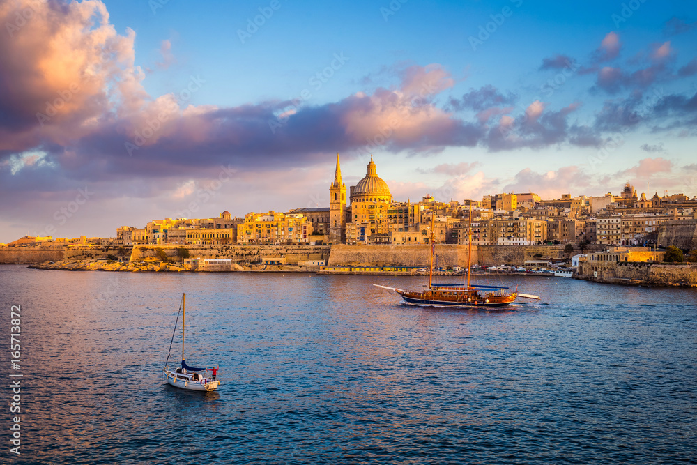 Obraz na płótnie Valletta, Malta - Sail boats at the walls of Valletta with Saint Paul's Cathedral and beautiful sky and clouds in the morning w salonie