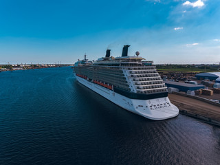 Canvas Print - Giant modern cruise liner