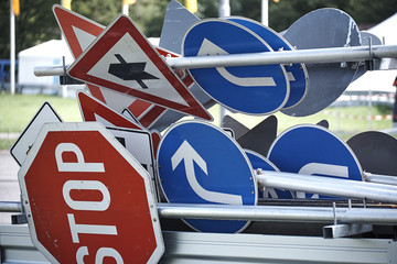 Verkehrschilder liegend auf einem Anhänger