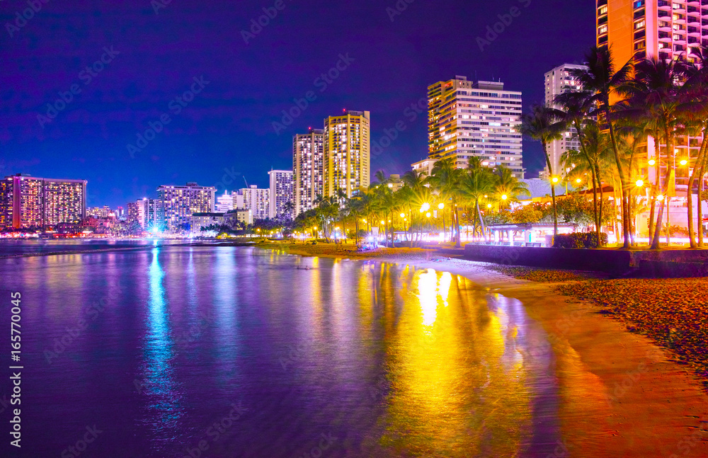 ハワイの美しい夜景 ハワイ ワイキキビーチの夜景 Stock Photo | Adobe Stock