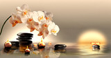 Fototapeta Kamienie - Wandbild mit Orchideen, Steinen im Wasser und schwimmenden Kerzen