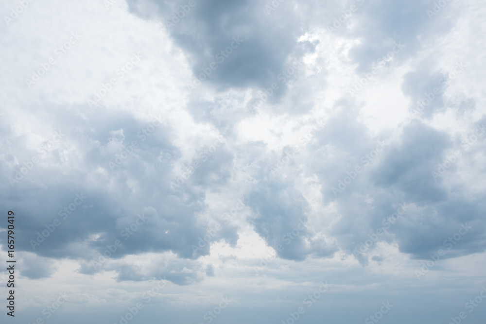 ciel nuageux gris sombre pluvieux menaçant pluie mauvias temps météo prévision dépression nuage - obrazy, fototapety, plakaty 