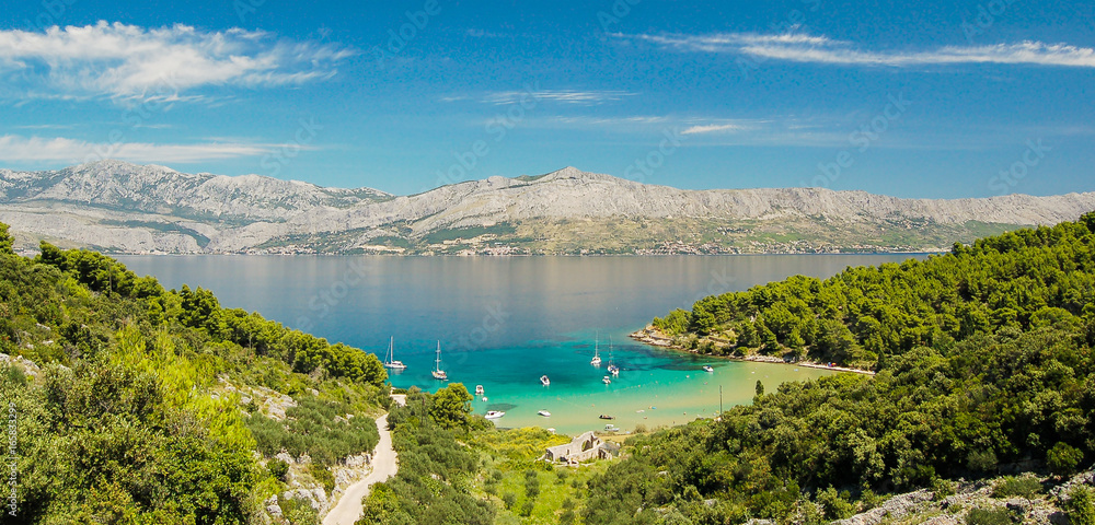 Piaszczysta plaża Lovrecina na wyspie Brac w Chorwacji
 - obrazy, fototapety, plakaty 