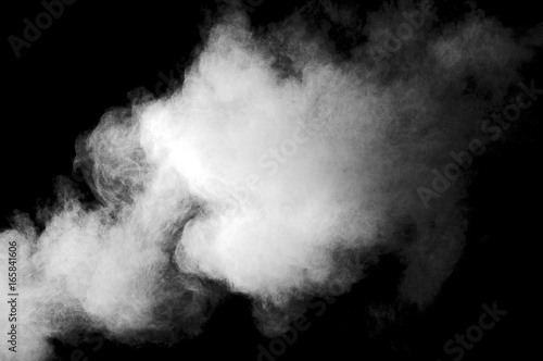 Plakat Zamrożenie ruchu wybuchu białego pyłu na czarnym tle. Zatrzymywanie ruchu białego proszku na ciemnym tle. Wybuchowy prochowy biel na czarnym tle.