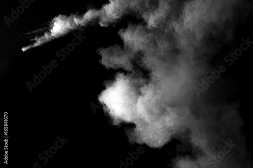 Zdjęcie XXL Zamrożenie ruchu wybuchu białego pyłu na czarnym tle. Zatrzymywanie ruchu białego proszku na ciemnym tle. Wybuchowy prochowy biel na czarnym tle.