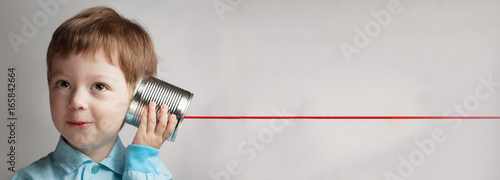 Fotomural happy boy play in the tin can phone